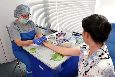 «Поезд здоровья» на АПЗ: более тысячи работников получили медицинские услуги без отрыва от производства